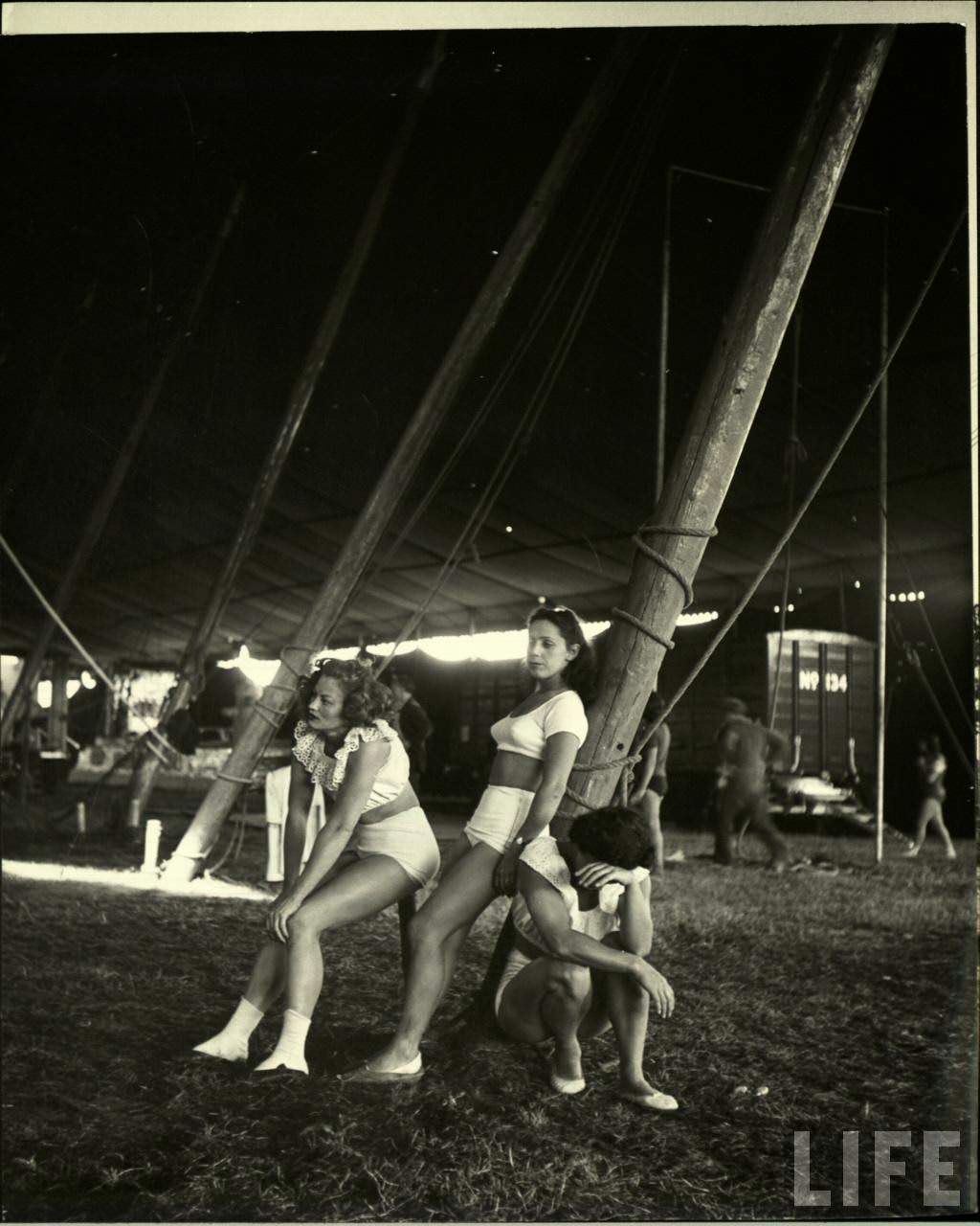 Circus Girls Of Sarasota: Vintage Photos Documenting Daily Life of Sassy Acrobat Performers, 1949