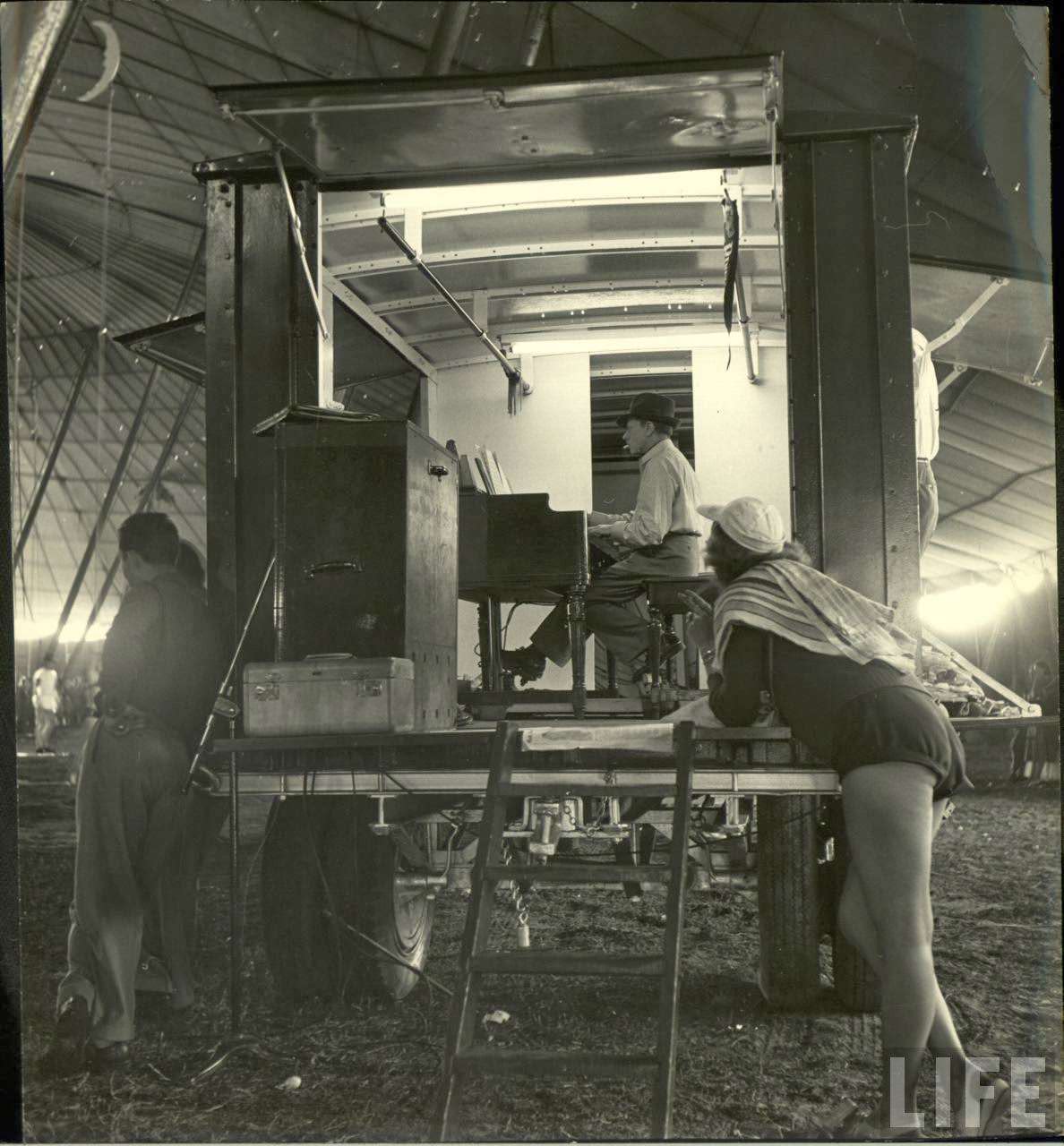 Circus Girls Of Sarasota: Vintage Photos Documenting Daily Life of Sassy Acrobat Performers, 1949