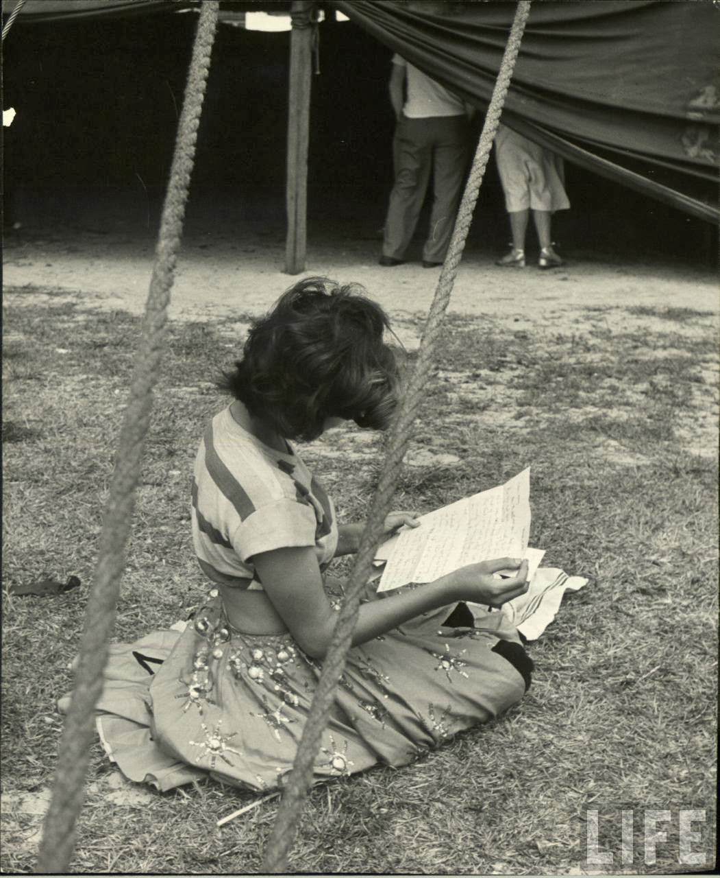 Circus Girls Of Sarasota: Vintage Photos Documenting Daily Life of Sassy Acrobat Performers, 1949