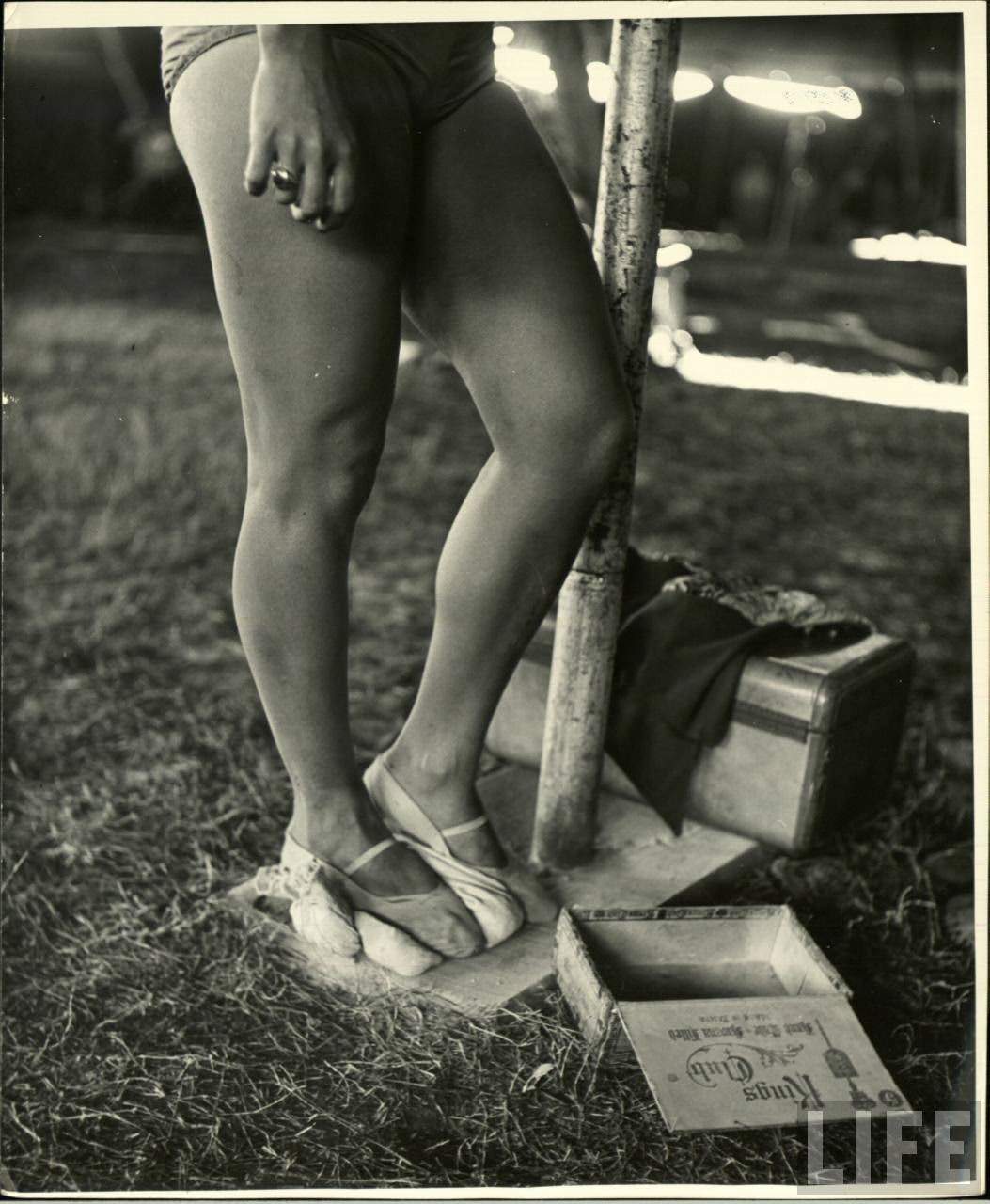 Circus Girls Of Sarasota: Vintage Photos Documenting Daily Life of Sassy Acrobat Performers, 1949