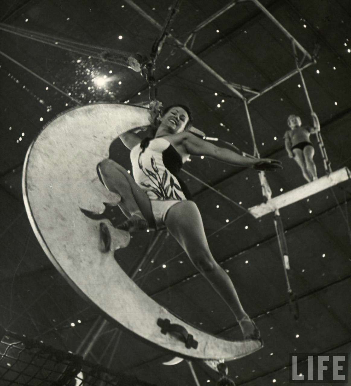 Circus Girls Of Sarasota: Vintage Photos Documenting Daily Life of Sassy Acrobat Performers, 1949