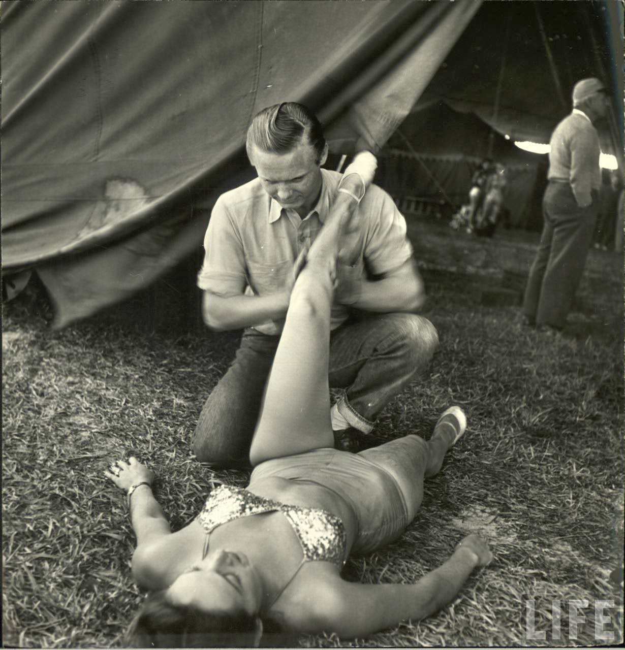 Circus Girls Of Sarasota: Vintage Photos Documenting Daily Life of Sassy Acrobat Performers, 1949