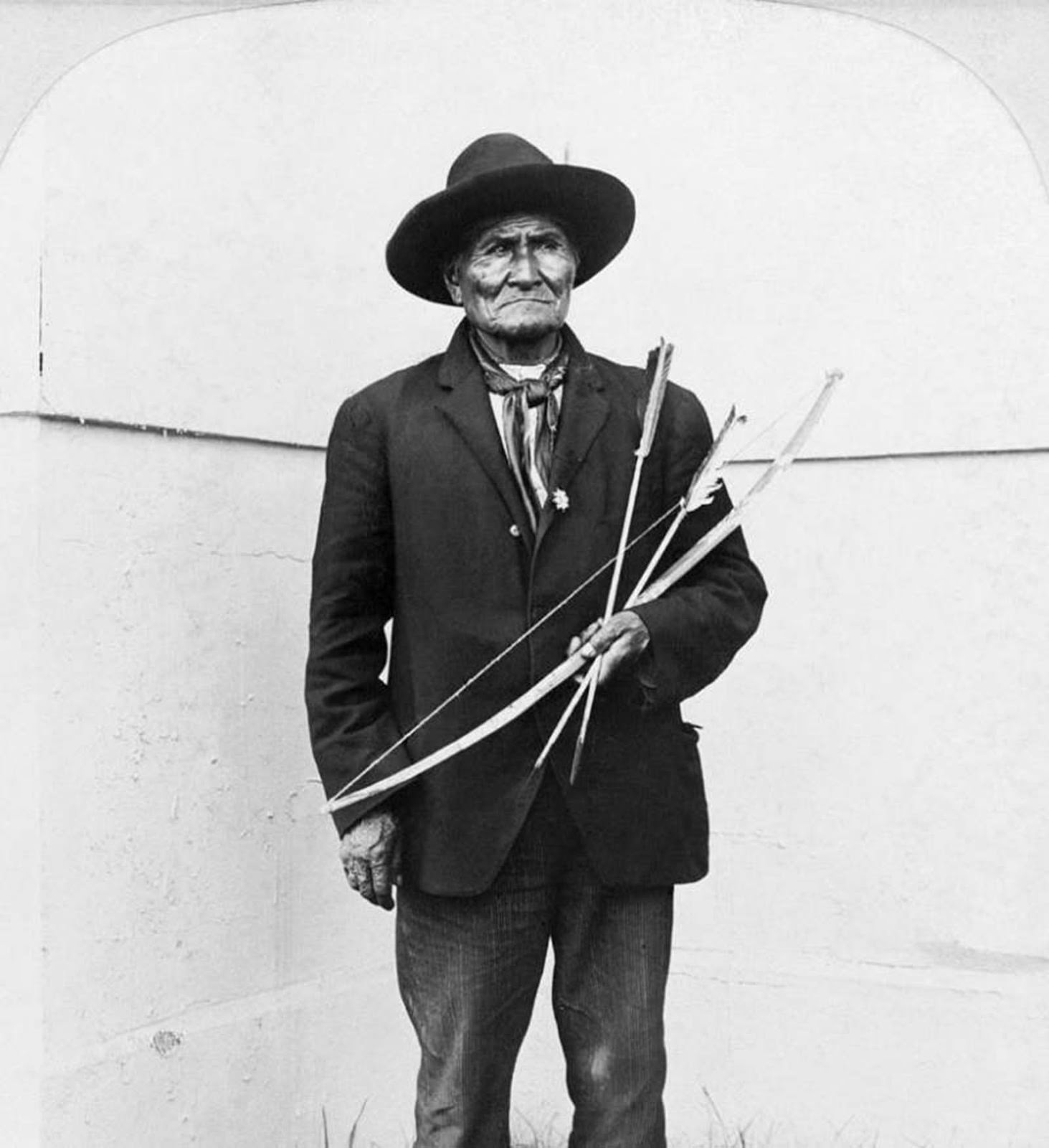 Louis World’s Fair, the Apache hero Geronimo (pictured) would pose for tourists and signs autographs. Geronimo and several other Native American chiefs were also ‘on display’ at the event.