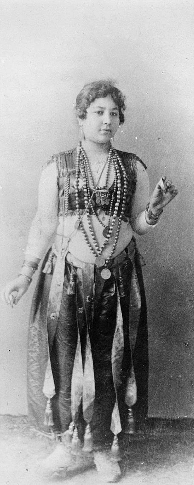 An Egyptian dancing girl at the World’s Columbian Exposition, Chicago, Illinois, USA, circa 1893.