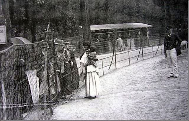 Another photo taken from Germany’s “Negro Village” highlights the inhumane treatment of the people on display there, with only a chainlink fence separating the village’s prisoners from the outside world.