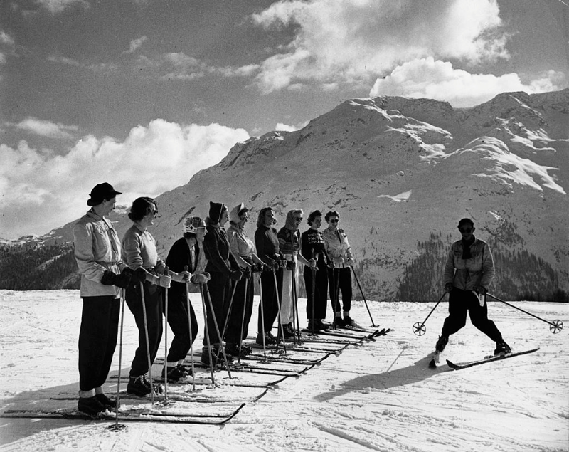 Ski lesson on Alpine slopes of winter resort.