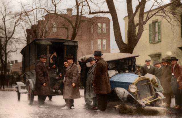 After a thrilling chase through the busiest streets of Washington, a couple of bootleggers and their car are apprehended by the Capitol police