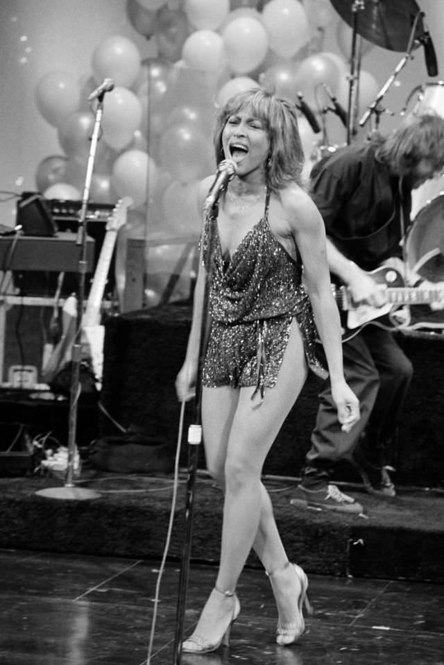 Tina In Full Swing: Stunning Photos Showing Tina Turner Performing On The Stage