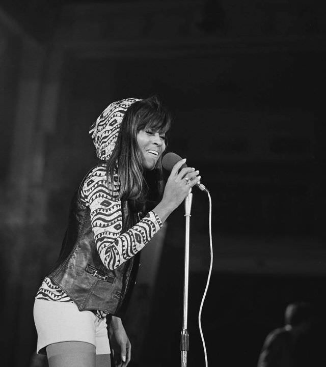 Tina In Full Swing: Stunning Photos Showing Tina Turner Performing On The Stage