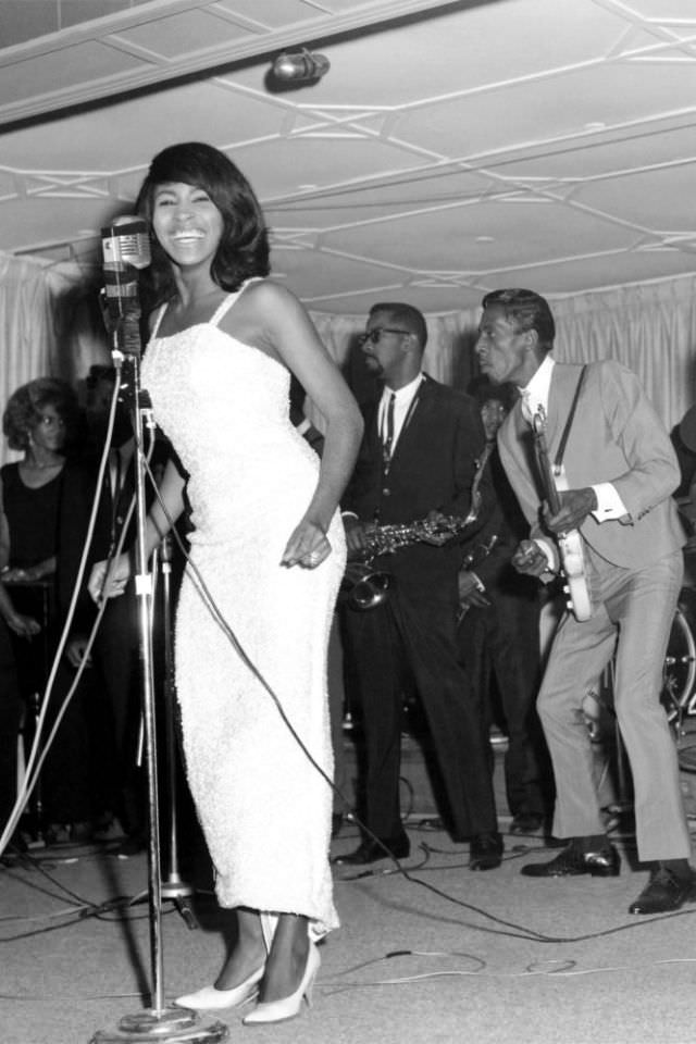 Tina In Full Swing: Stunning Photos Showing Tina Turner Performing On The Stage