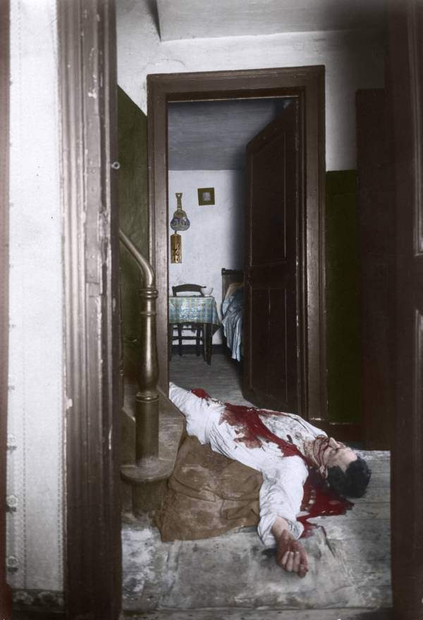 A photo of a bloodied couple lying dead in bed in New York, 1915.