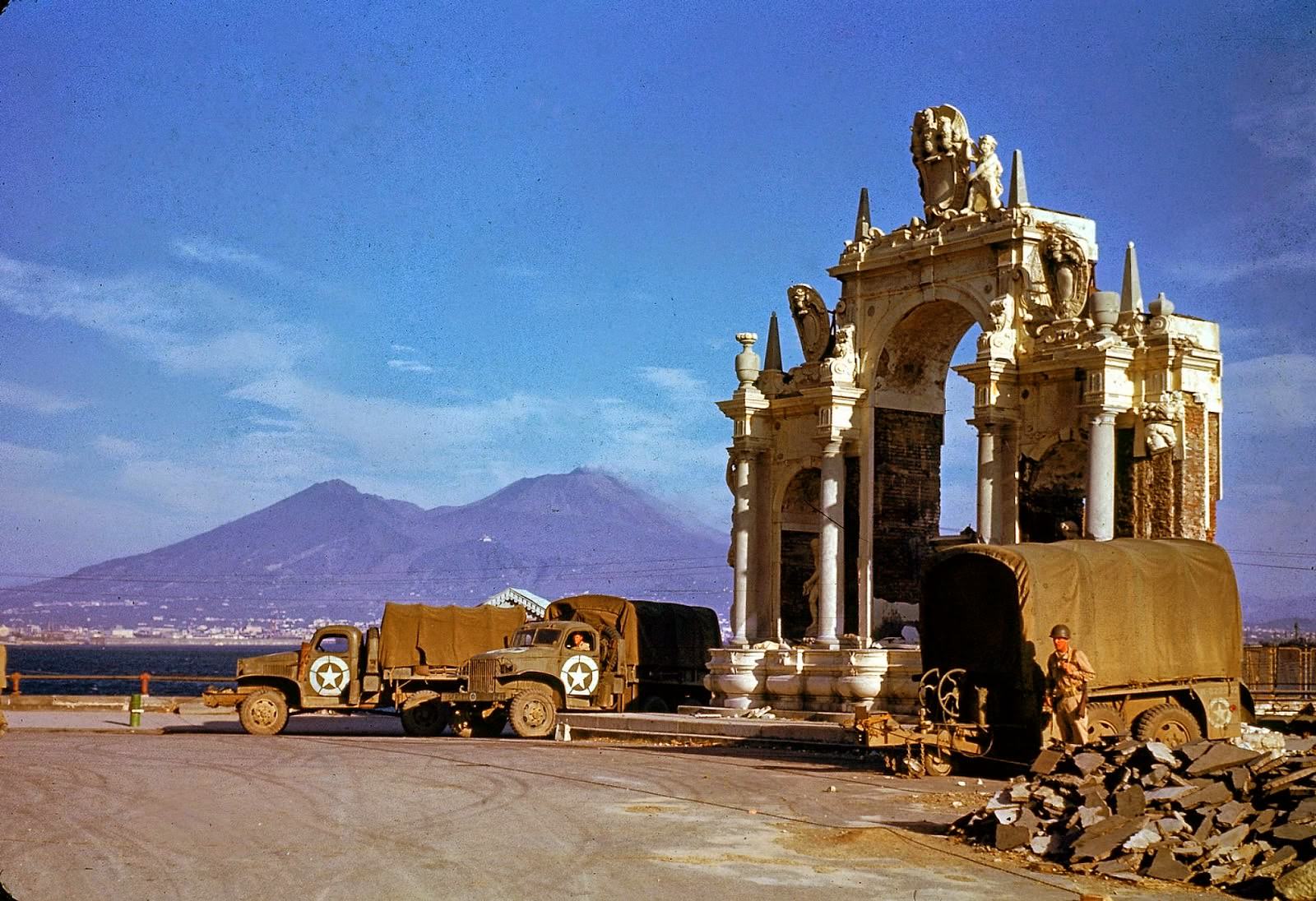 American Army trucks parked next to the St. Lucia fountain in 1943.