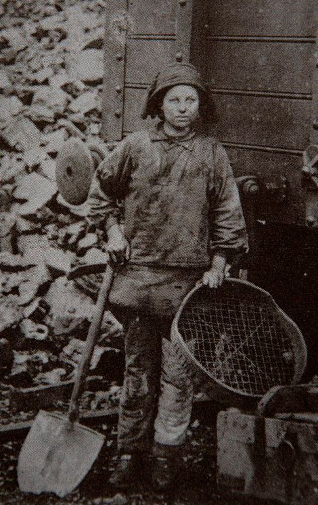 Wigan’s Pit Brow Women: Photos Depicting Poor Working Conditions Of Women Miners In Victorian England