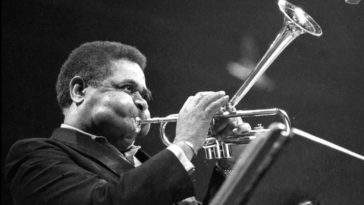 Dizzy Gillespie inflating cheeks