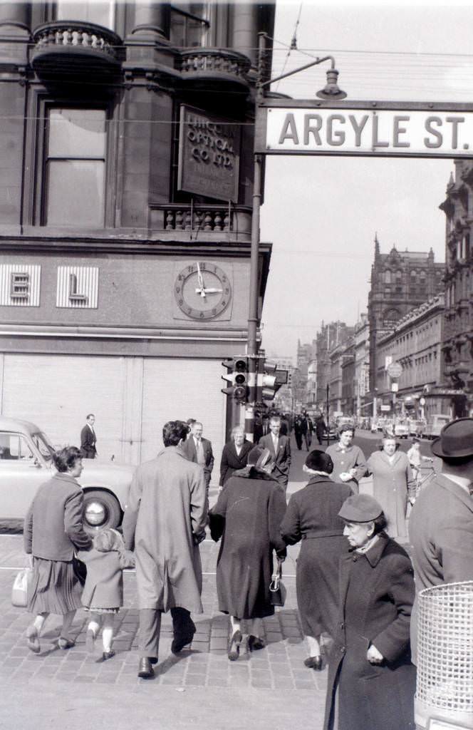 1960s Glasgow: Stunning Photos Documenting Streets Scenes And Everyday Life