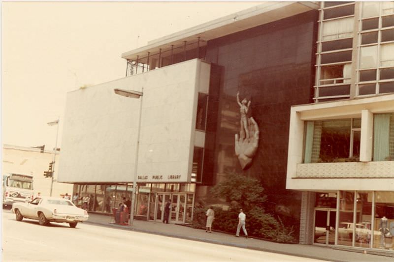 Old main library on Commerce and part of the Dallas Hilton hotel, 1981