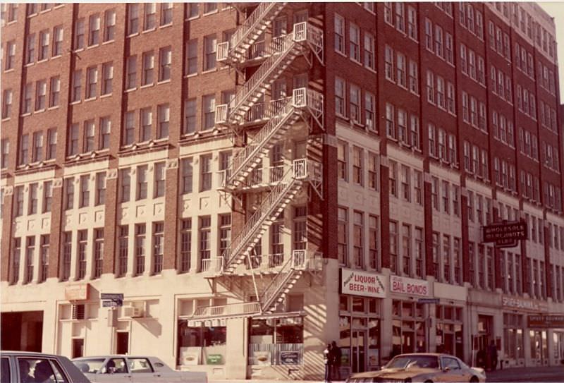 Building on the corner of Commerce and Polydras, 1981