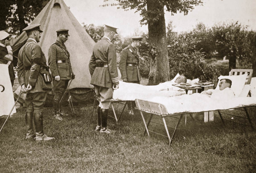 King George V converses with wounded officers.