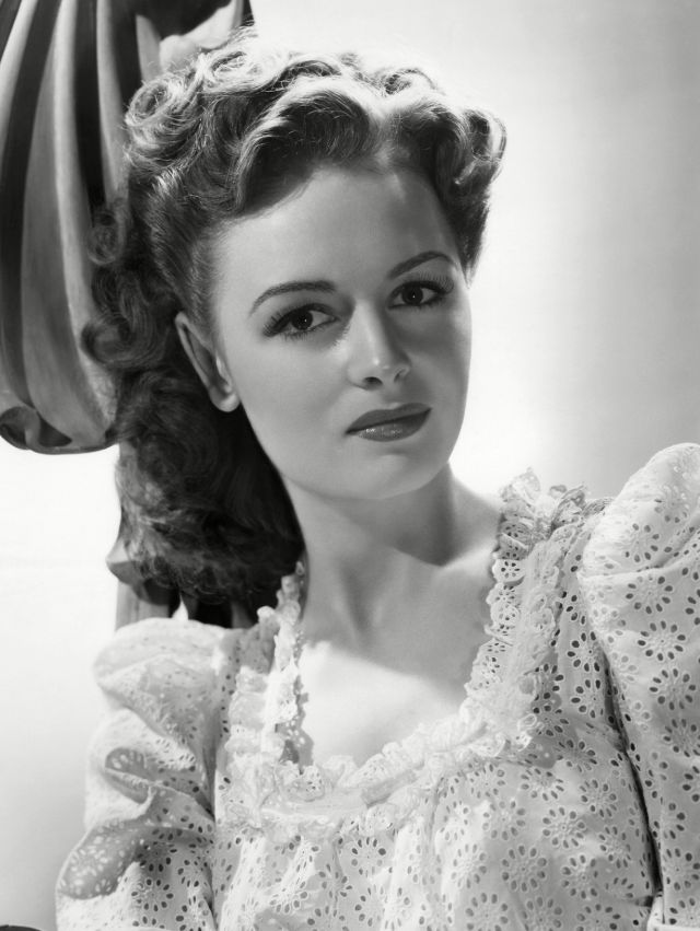 Donna Reed: The Epitome of Grace and Warmth in Hollywood's Golden Age