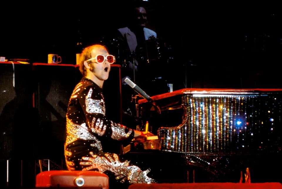 Elton John performs "Pinball Wizard", 1975