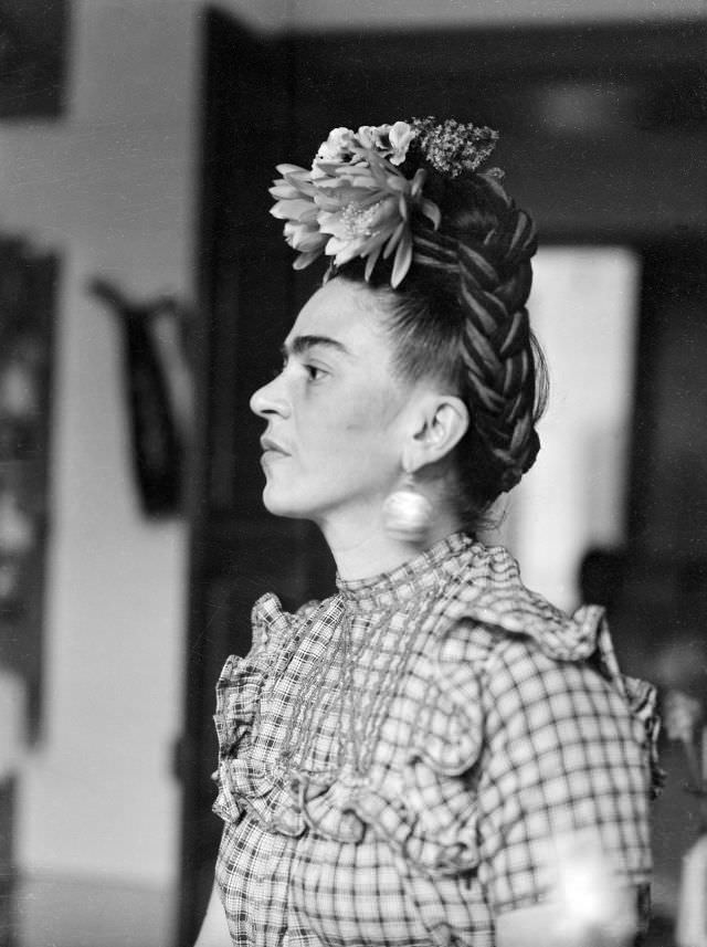 Beautiful Portraits Of Frida Kahlo In 1944 Captured By Sylvia Salmi