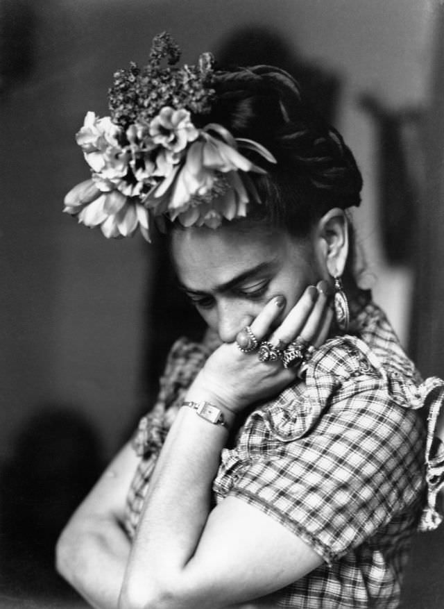 Beautiful Portraits Of Frida Kahlo In 1944 Captured By Sylvia Salmi