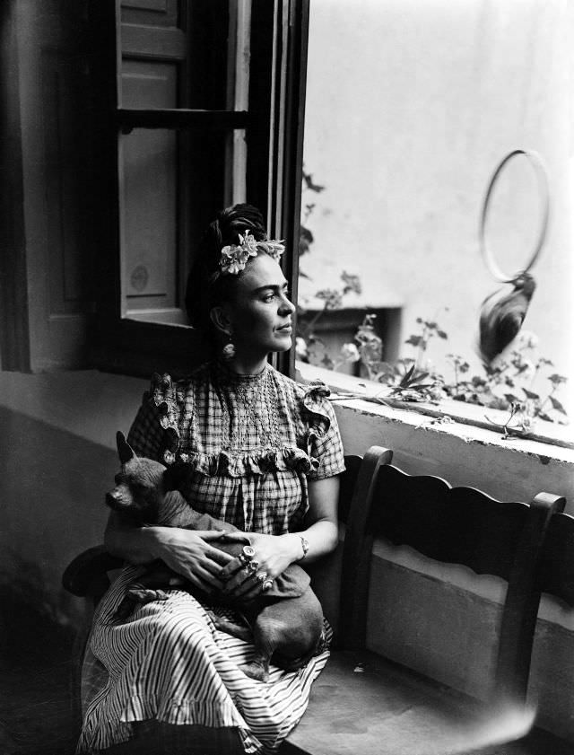 Beautiful Portraits Of Frida Kahlo In 1944 Captured By Sylvia Salmi