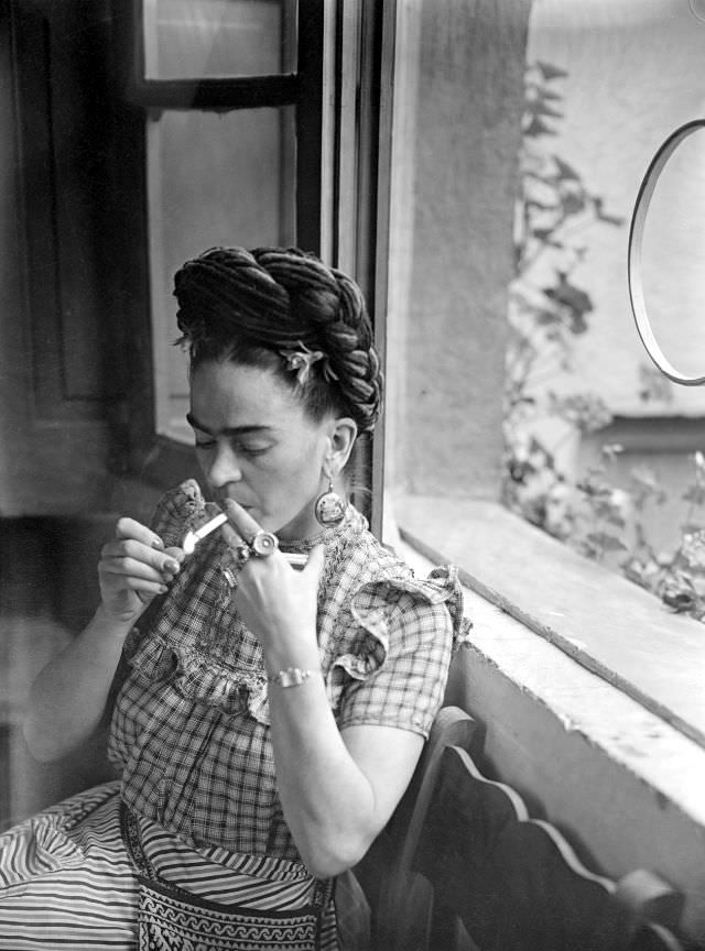 Beautiful Portraits Of Frida Kahlo In 1944 Captured By Sylvia Salmi