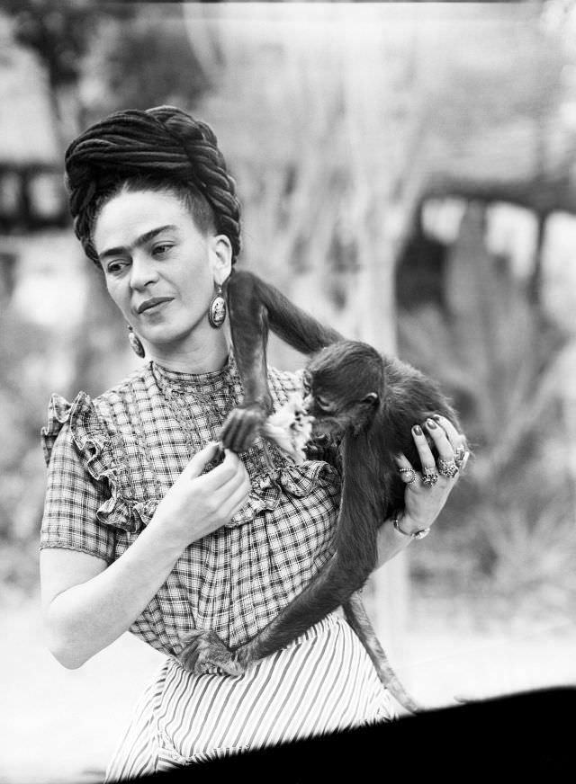 Beautiful Portraits Of Frida Kahlo In 1944 Captured By Sylvia Salmi