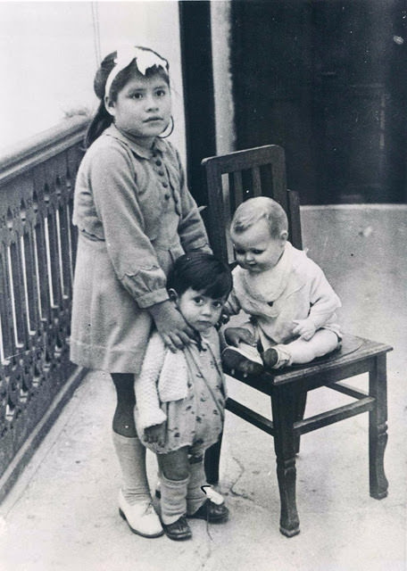 Lina sitting alongside her pet dog and her son, Gerardo.