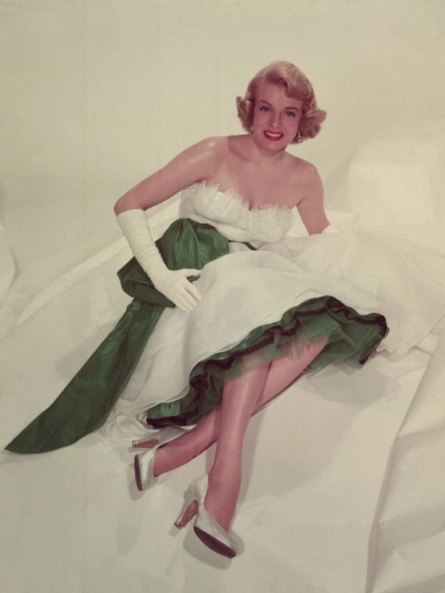 Rosemary Clooney: The Silken Voice of an Era and Her Journey Through Stardom