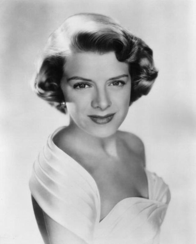 Rosemary Clooney: The Silken Voice of an Era and Her Journey Through Stardom