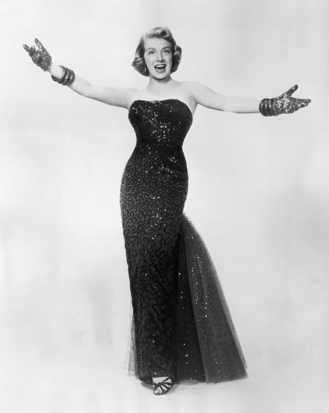 Rosemary Clooney: The Silken Voice of an Era and Her Journey Through Stardom