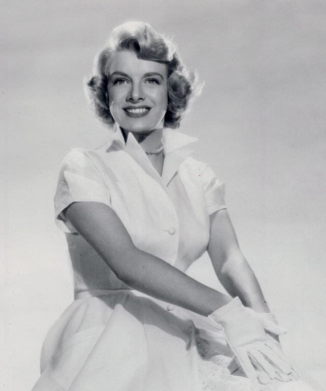 Rosemary Clooney: The Silken Voice of an Era and Her Journey Through Stardom