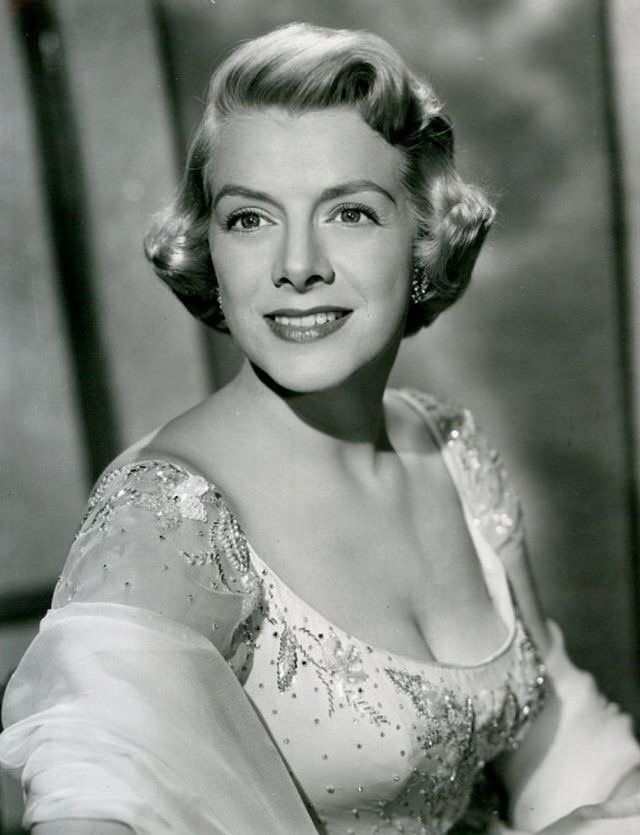 Rosemary Clooney: The Silken Voice of an Era and Her Journey Through Stardom