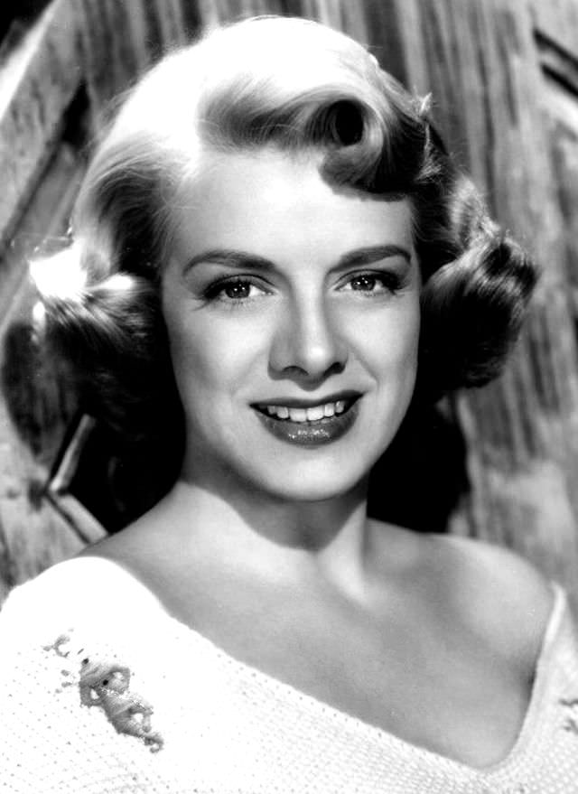 Rosemary Clooney: The Silken Voice of an Era and Her Journey Through Stardom