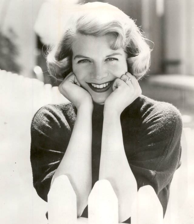 Rosemary Clooney: The Silken Voice of an Era and Her Journey Through Stardom