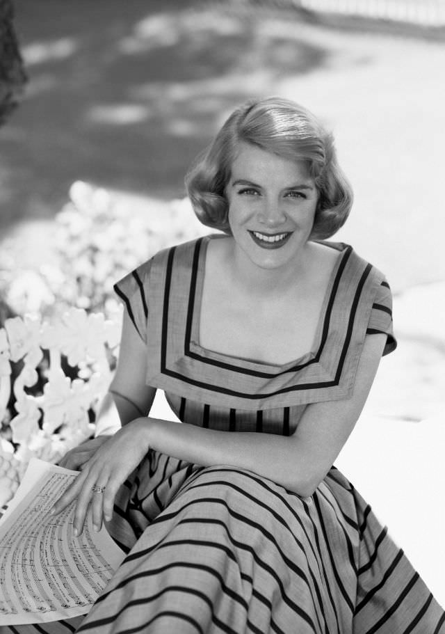 Rosemary Clooney: The Silken Voice of an Era and Her Journey Through Stardom