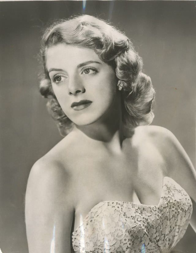 Rosemary Clooney: The Silken Voice of an Era and Her Journey Through Stardom