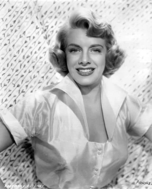 Rosemary Clooney: The Silken Voice of an Era and Her Journey Through Stardom