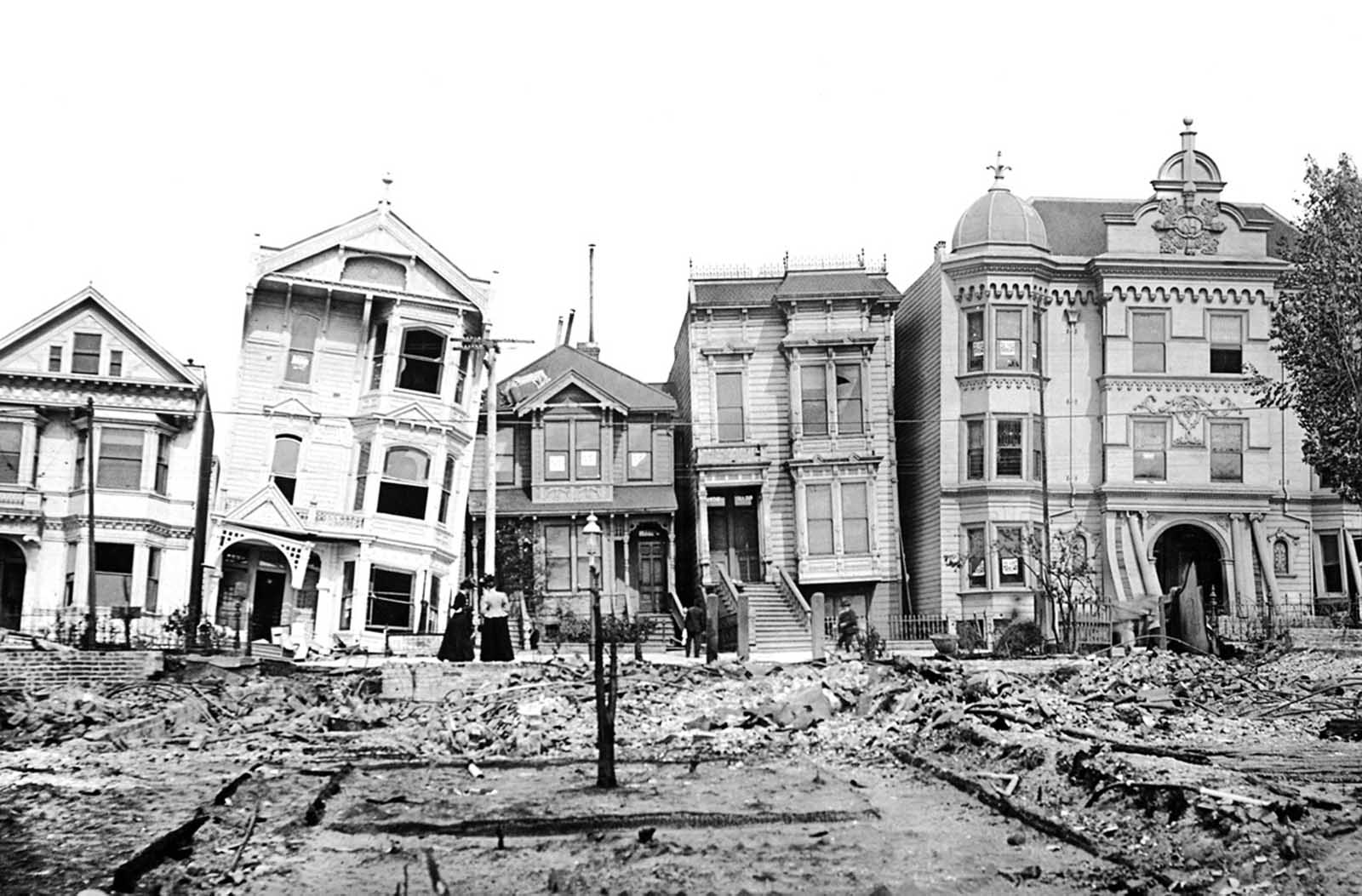 View of Howard Street homes left tilting after the 1906 San Francisco.