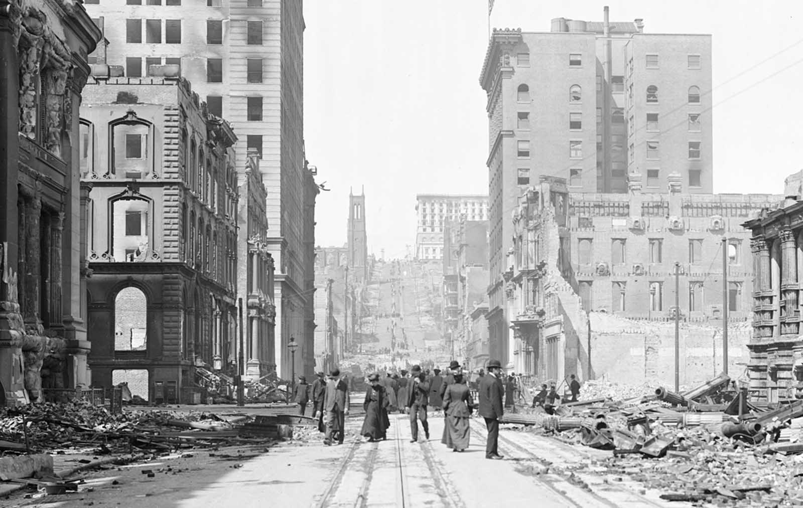 Looking up California Street from Sansome Street.