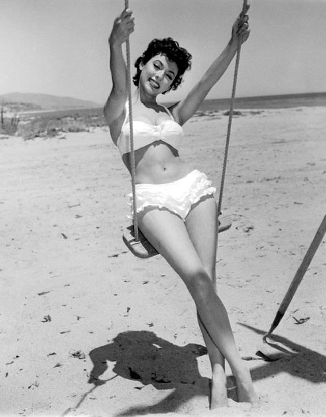 The Unstoppable Rise of Young Rita Moreno: A Glimpse into the Early Life of an EGOT Legend