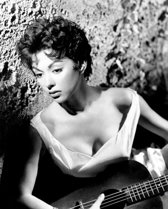 The Unstoppable Rise of Young Rita Moreno: A Glimpse into the Early Life of an EGOT Legend