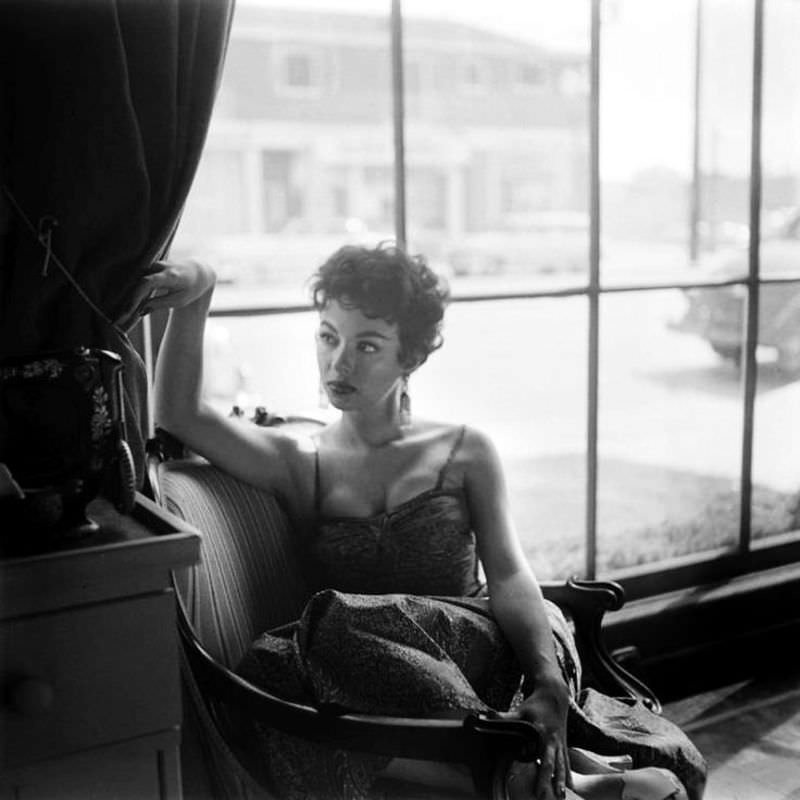 The Unstoppable Rise of Young Rita Moreno: A Glimpse into the Early Life of an EGOT Legend