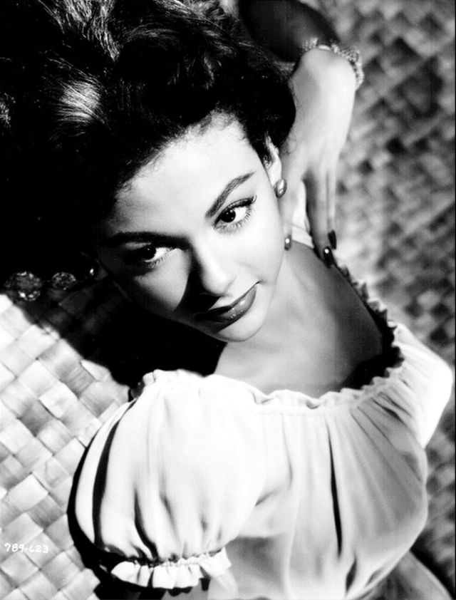 The Unstoppable Rise of Young Rita Moreno: A Glimpse into the Early Life of an EGOT Legend