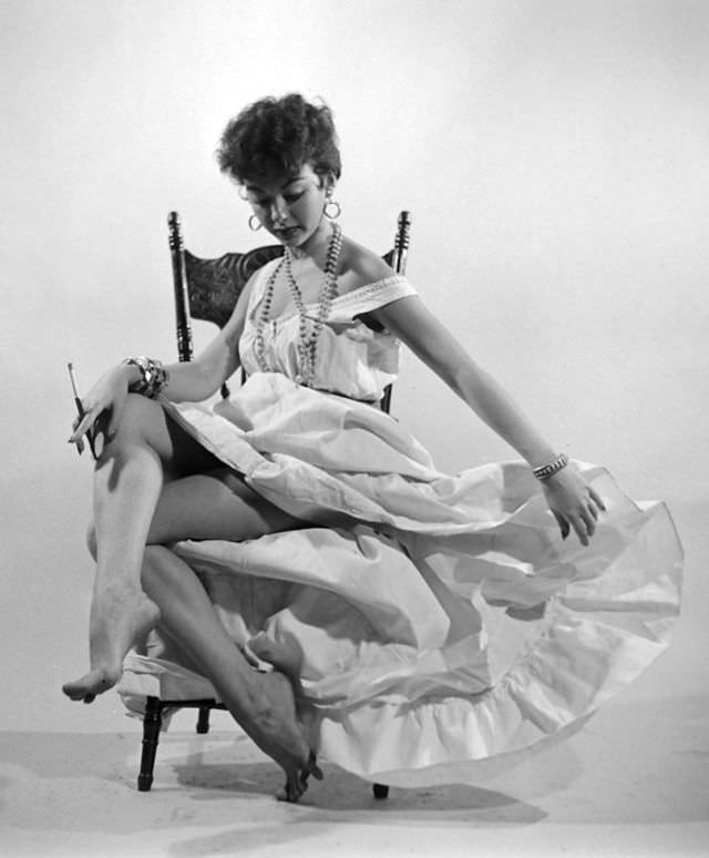 The Unstoppable Rise of Young Rita Moreno: A Glimpse into the Early Life of an EGOT Legend