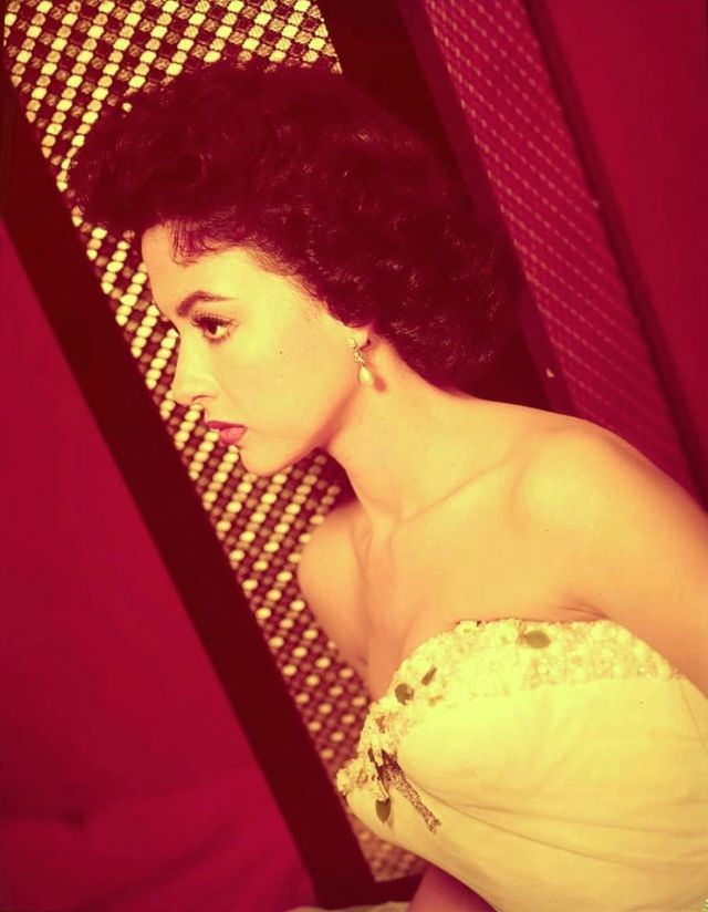 The Unstoppable Rise of Young Rita Moreno: A Glimpse into the Early Life of an EGOT Legend
