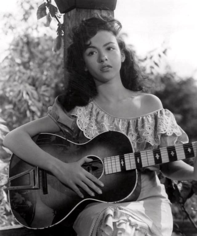 The Unstoppable Rise of Young Rita Moreno: A Glimpse into the Early Life of an EGOT Legend