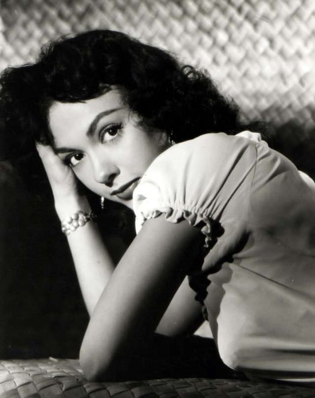 The Unstoppable Rise of Young Rita Moreno: A Glimpse into the Early Life of an EGOT Legend